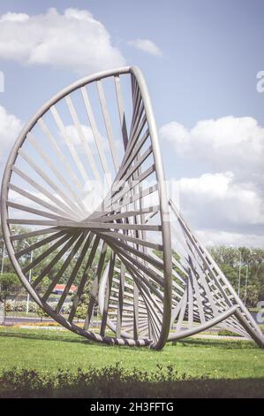 POZNAN, POLOGNE - 13 octobre 2016 : une sculpture artistique sur l'herbe verte dans le parc de Malte Banque D'Images