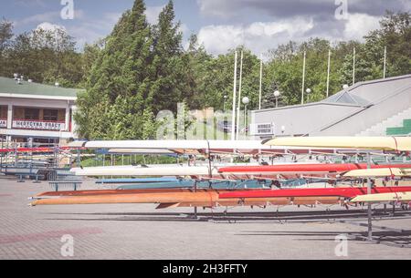 POZNAN, POLOGNE - 13 octobre 2016 : beaucoup de kayaks stockés à proximité d'un lac dans le parc de Malte. Banque D'Images