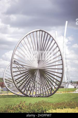 POZNAN, POLOGNE - 13 octobre 2016 : une sculpture artistique sur l'herbe verte dans le parc de Malte Banque D'Images