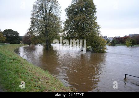 Inondations à Peebles, aux frontières écossaises, où la rivière Tweed a éclaté sur ses rives.Pont Priorsford la passerelle sur les photos est fermée.On prévoit une chute de 300 mm dans certaines parties de la région, qui voit généralement une moyenne de 160 mm en octobre.Date de la photo: Jeudi 28 octobre 2021. Banque D'Images