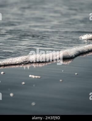 Magnifique coucher de soleil en Italie, Bibione, au bord de la mer avec une lumière et des vagues étonnantes à l'avant, se mélangeant dans un magnifique paysage romantique. Banque D'Images