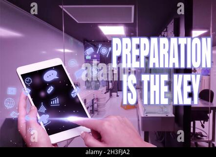 Écriture Affichage du texte la préparation est la clé.Présentation de l'entreprise il réduit les erreurs et raccourcit les activités femme costume écriture sur l'écran maintien Banque D'Images