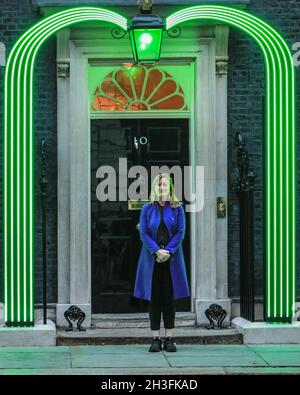 Downing Street, Londres, Royaume-Uni.28 octobre 2021.Allegra Stratton, porte-parole du sommet de la COP26 à Glasgow et le président Alok Sharma, pose sous la nouvelle installation verte de feu de la rue Downing pour le sommet de la CdP 26 qui a été révélé ce soir.Credit: Imagetraceur/Alamy Live News Banque D'Images