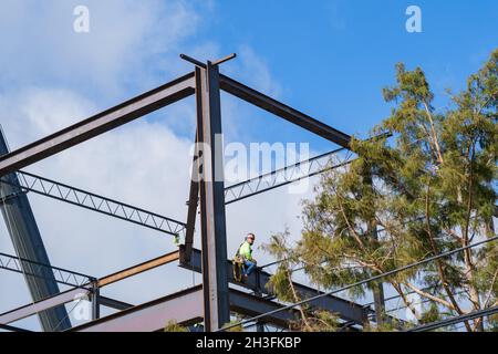 LA NOUVELLE-ORLÉANS, LA, États-Unis - 25 OCTOBRE 2021 : ouvrier de la construction assis sur une poutre d'acier pendant le projet de construction Banque D'Images