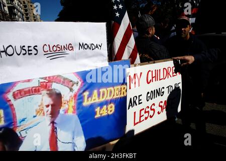 Des milliers d'employés de la ville, principalement des pompiers, se sont rassemblés devant Gracie Mansion, alors que le mandat du maire de New York Bill de Blasio en matière de vaccination se profile un jour avant la date limite, le 28 octobre 2021 à New York, aux États-Unis.Les manifestants ont exprimé leur mécontentement à l'égard des mandats, certains citant qu'ils étaient protégés naturellement par les anticorps de leur corps.Le mandat de fin de semaine de Blasio stipule que les employés de la ville seront congédié s'ils ne se conforment pas à au moins une dose d'un vaccin anti-Covid-19.( photo de John Lamparski/Sipa USA) Banque D'Images