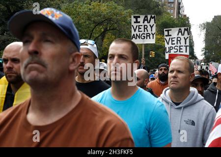 Des milliers d'employés de la ville, principalement des pompiers, se sont rassemblés devant Gracie Mansion, alors que le mandat du maire de New York Bill de Blasio en matière de vaccination se profile un jour avant la date limite, le 28 octobre 2021 à New York, aux États-Unis.Les manifestants ont exprimé leur mécontentement à l'égard des mandats, certains citant qu'ils étaient protégés naturellement par les anticorps de leur corps.Le mandat de fin de semaine de Blasio stipule que les employés de la ville seront congédié s'ils ne se conforment pas à au moins une dose d'un vaccin anti-Covid-19.( photo de John Lamparski/Sipa USA) Banque D'Images