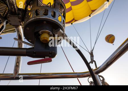 Vue rapprochée du bas du système de brûleur d'un ballon d'air chaud jaune coloré Banque D'Images
