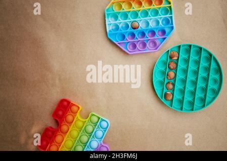 Mettez le jouet avec des noisettes.Jeux inventés pour le développement des compétences de moteur.Vue de dessus.Copier l'espace.Le violon sensoriel Rainbow le pousse.Gros plan photo haute qualité Banque D'Images