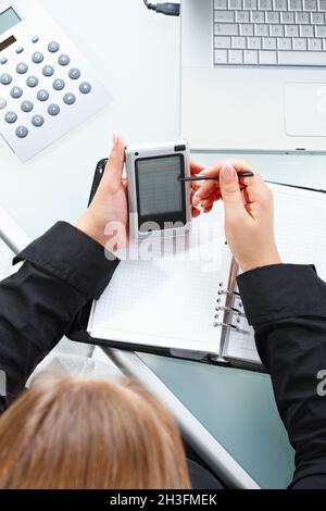 Main féminine utilisant un PDA Banque D'Images