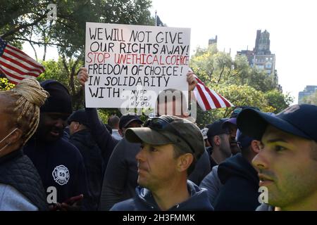 Des milliers d'employés de la ville, principalement des pompiers, se sont rassemblés devant Gracie Mansion, alors que le mandat du maire de New York Bill de Blasio en matière de vaccination se profile un jour avant la date limite, le 28 octobre 2021 à New York, aux États-Unis.Les manifestants ont exprimé leur mécontentement à l'égard des mandats, certains citant qu'ils étaient protégés naturellement par les anticorps de leur corps.Le mandat de fin de semaine de Blasio stipule que les employés de la ville seront congédié s'ils ne se conforment pas à au moins une dose d'un vaccin anti-Covid-19.( photo de John Lamparski/Sipa USA) Banque D'Images