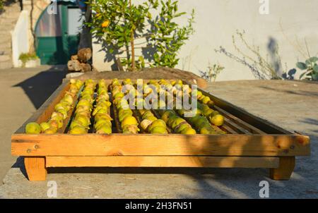 Un plateau traditionnel en bois est utilisé pour sécher au soleil les figues locales au début de septembre dans la ville côtière de Punat sur l'île de Krk à Primorje-Gorski Kotar Banque D'Images