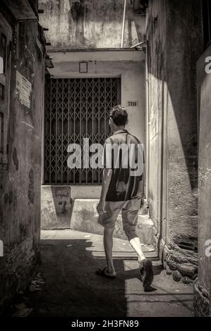 4 juin 2016, Vietnam, Nha-Trang, homme marche sur une rue étroite Banque D'Images