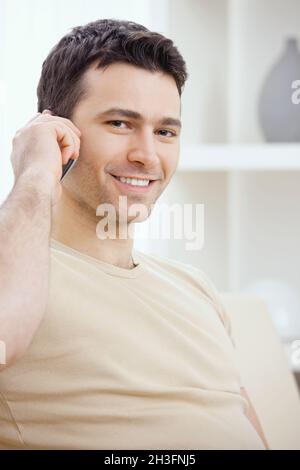 Un jeune homme appelle sur un téléphone portable Banque D'Images