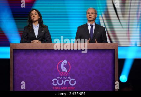 Nadine Kessler, Chef du football féminin (à gauche) et Giorgio Marchetti, Secrétaire général adjoint de l'UEFA, lors du tirage au sort de l'UEFA Women's Euro 2022 à O2 Victoria Warehouse, à Manchester.Date de la photo: Jeudi 28 octobre 2021. Banque D'Images