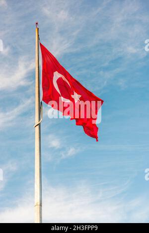 Grand drapeau turc agitant dans le vent Banque D'Images