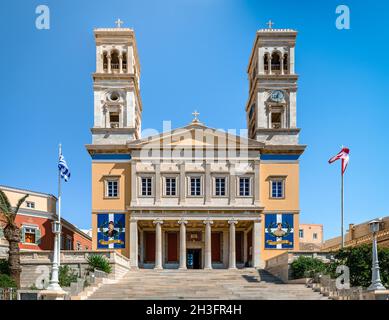 Vue sur la cathédrale orthodoxe de Saint-Nicolas, dans le quartier de Vaporia d'Ermopolis, la capitale de l'île de Syros, dans les Cyclades, en Grèce. Banque D'Images