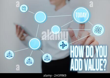 Affichage conceptuel Comment ajouter de la valeur question, Internet concept améliorer le travail entreprise processus de production Lady Holding Tablet appuyer sur virtuel Banque D'Images