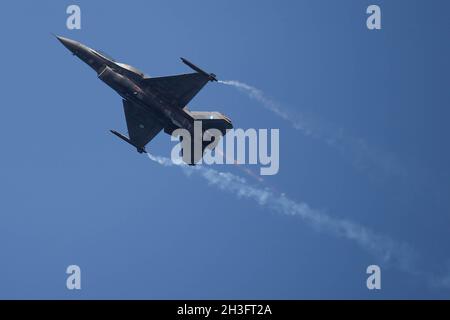 Thessalonique, Grèce.28 octobre 2021.Un avion militaire vole lors d'un défilé militaire à Thessalonique, dans le nord de la Grèce, le 28 octobre 2021.Dans le cadre des restrictions de la COVID-19, en particulier dans la partie nord du pays, la Grèce a célébré jeudi le 'Ochi (No) Day' annuel avec des défilés militaires et étudiants.Credit: Dimitris Tosidis/Xinhua/Alamy Live News Banque D'Images