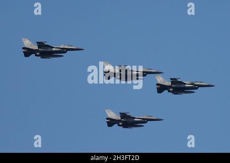 Thessalonique, Grèce.28 octobre 2021.Des avions militaires volent lors d'un défilé militaire à Thessalonique, dans le nord de la Grèce, le 28 octobre 2021.Dans le cadre des restrictions de la COVID-19, en particulier dans la partie nord du pays, la Grèce a célébré jeudi le 'Ochi (No) Day' annuel avec des défilés militaires et étudiants.Credit: Dimitris Tosidis/Xinhua/Alamy Live News Banque D'Images