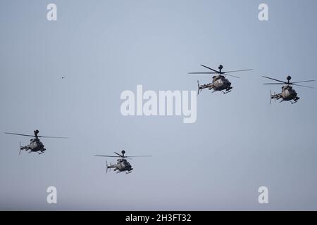 Thessalonique, Grèce.28 octobre 2021.Des hélicoptères volent lors d'un défilé militaire à Thessalonique, dans le nord de la Grèce, le 28 octobre 2021.Dans le cadre des restrictions de la COVID-19, en particulier dans la partie nord du pays, la Grèce a célébré jeudi le 'Ochi (No) Day' annuel avec des défilés militaires et étudiants.Credit: Dimitris Tosidis/Xinhua/Alamy Live News Banque D'Images