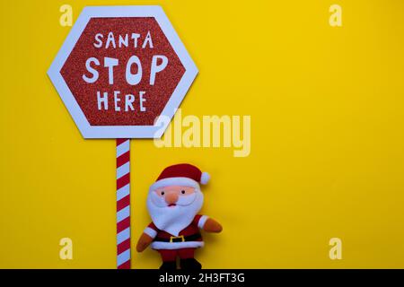 Noël en bois réaliste signe rouge stop avec texte Santa Stop ici Banque D'Images