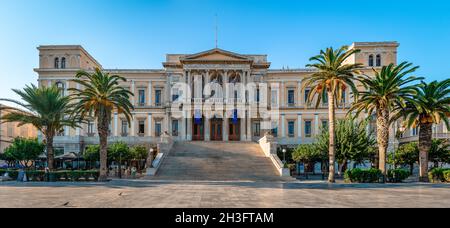 Panorama de l'hôtel de ville sur la place Miaouli.Construit en 1876, il est l'un des plus grands et des plus impressionnants halls de ville de Grèce. Banque D'Images