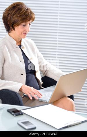 Senior businesswoman with laptop Banque D'Images