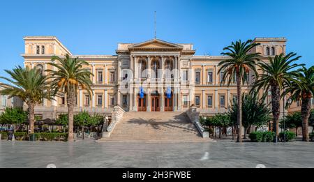 Panorama de l'hôtel de ville sur la place Miaouli.Construit en 1876, il est l'un des plus grands et des plus impressionnants halls de ville de Grèce. Banque D'Images