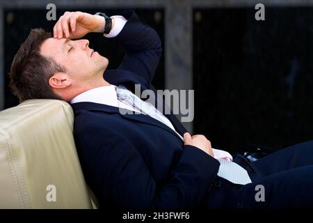Tired businessman Banque D'Images