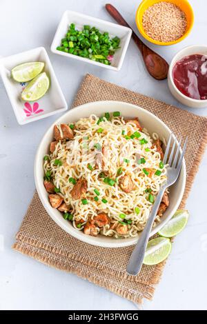 Nouilles de poulet sautées, Chowmein de poulet, nourriture asiatique photo Banque D'Images