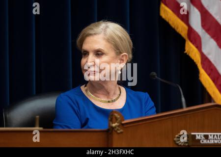 Washington, États-Unis d'Amérique.28 octobre 2021.Carolyn Maloney, représentante des États-Unis (démocrate de New York), présidente de la Commission américaine de surveillance et de réforme de la Chambre des représentants, écoute le groupe lors d’une audition de la Commission de surveillance et de réforme de la Chambre des représentants intitulée « alimenter la crise climatique :Campagne de désinformation sur l’exposition des grandes huiles pour prévenir l’action climatique » dans le bâtiment du bureau de Rayburn House à Washington, DC, le jeudi 28 octobre 2021.Crédit: Rod Lamkey/CNP/Sipa USA crédit: SIPA USA/Alay Live News Banque D'Images