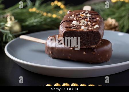 Gâteaux au chocolat avec noix sur un bâton sur fond sombre.Gros plan Banque D'Images