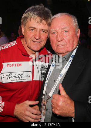 Les entraîneurs allemands de boxe Georg Bramowski et Ulli Wegner au Gala de boxe ses le 9 octobre 2021 à Magdeburg Banque D'Images