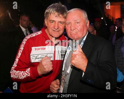 Les entraîneurs allemands de boxe Georg Bramowski et Ulli Wegner au Gala de boxe ses le 9 octobre 2021 à Magdeburg Banque D'Images