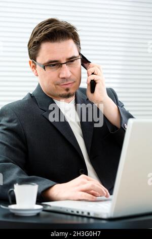 Businessman drinking coffee Banque D'Images