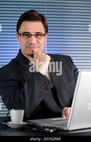 Businessman drinking coffee Banque D'Images