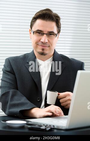 Businessman drinking coffee Banque D'Images