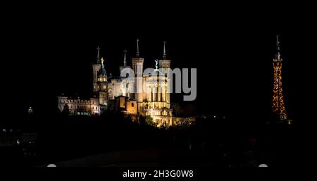 Photo nocturne de l'église de Fourvière et de la Tour métallique à Lyon, France Banque D'Images