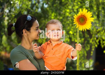 Mère et bébé en été Banque D'Images