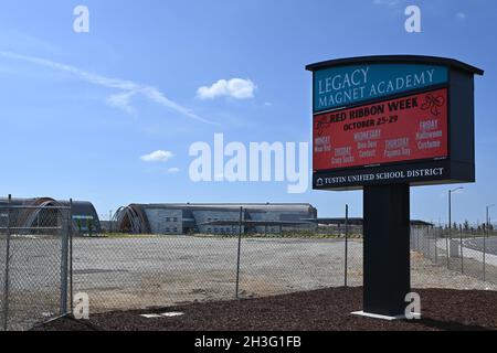 TUSTIN, CALIFORNIE - 24 OCT 2021 : le signe électronique de l'Académie Legacy Magnet a un aimant sur la technologie, l'innovation, la conception et l'esprit d'entreprise Banque D'Images