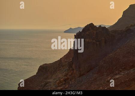 Coucher de soleil sur une plage de Fuerteventura à côté d'une falaise dans les îles Canaries, en Espagne Banque D'Images