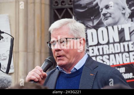 Londres, Royaume-Uni.28 octobre 2021.Le rédacteur en chef de Wikileaks, Kristinn Hrafnsson, s'est adressé aux médias au cours de la deuxième journée de l'audience de Julian Assange, devant les cours royales de justice. Le gouvernement américain a fait appel de la décision de ne pas extrader le fondateur de WikiLeaks.Crédit : SOPA Images Limited/Alamy Live News Banque D'Images