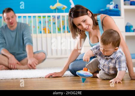 Jouer à la maison de famille heureuse Banque D'Images