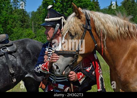 RÉGION DE MINSK, BÉLARUS - JUIN 6 : danseuse russe prenant part à la reconstruction historique du combat dans la guerre napoléonienne entre l'armi russe et français Banque D'Images