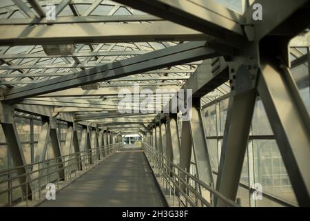 Poutres de pont en acier.Construction du pont.Passage piéton au-dessus de l'autoroute.Pont couvert de l'autre côté de la route. Banque D'Images