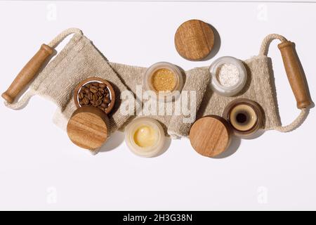 Cassez les ingrédients du sucre, du café et du miel dans des pots en verre avec couvercle en bois sur la sangle exfoliante pour le corps pour un cosmétique maison.Beauté, spa, peau c Banque D'Images