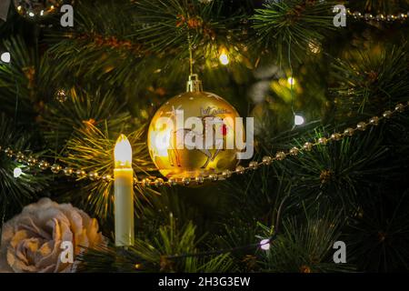Noël arbre de noël décoré avec soin avec un baptême de bal Banque D'Images
