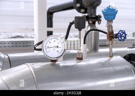 Thermomètre pour mesurer la température de l'eau dans l'alimentation en eau.Équipement de chaudière à gaz. Banque D'Images