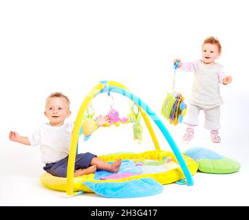 Les bébés jouent avec des jouets Banque D'Images