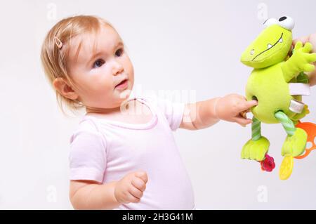 Bébé joue avec des jouets Banque D'Images